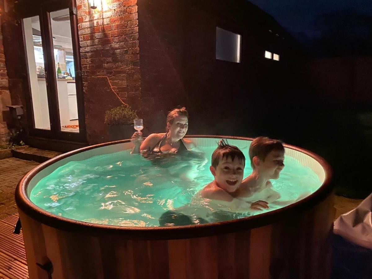 Beautiful Barn Conversion, 3 Bed, Hot Tub, Sauna, Gym, Enclosed Garden Ryde  Luaran gambar
