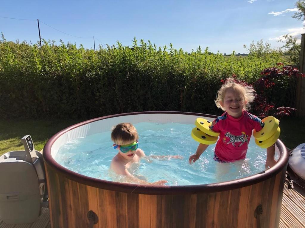 Beautiful Barn Conversion, 3 Bed, Hot Tub, Sauna, Gym, Enclosed Garden Ryde  Luaran gambar