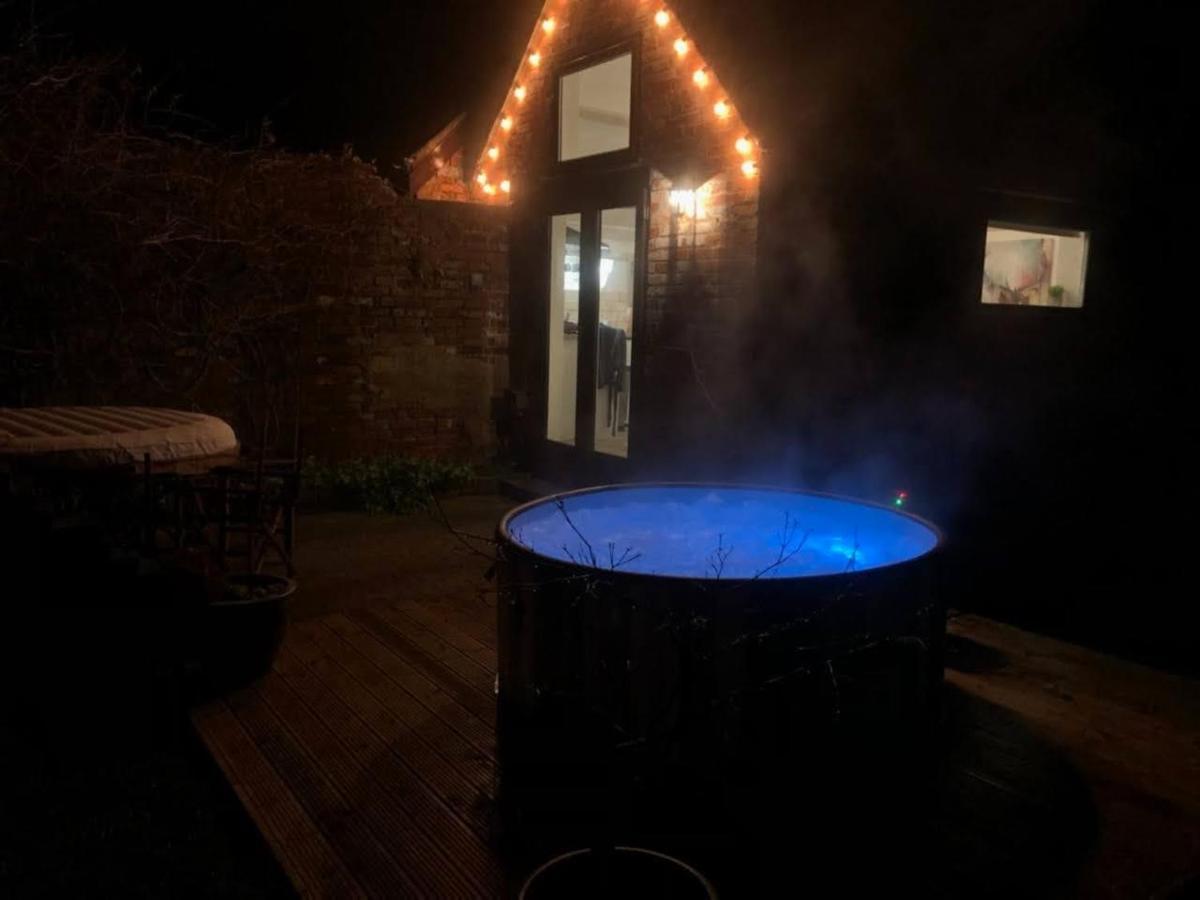 Beautiful Barn Conversion, 3 Bed, Hot Tub, Sauna, Gym, Enclosed Garden Ryde  Luaran gambar